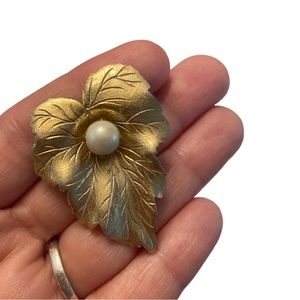 Vintage Sarah Coventry gold tone leaf brooch with glass pearl